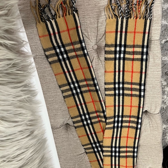Authentic Burberrys scarf (Unisex) - Picture 3 of 6